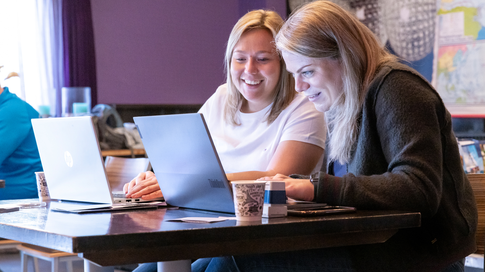 Twee dames achter een laptop
