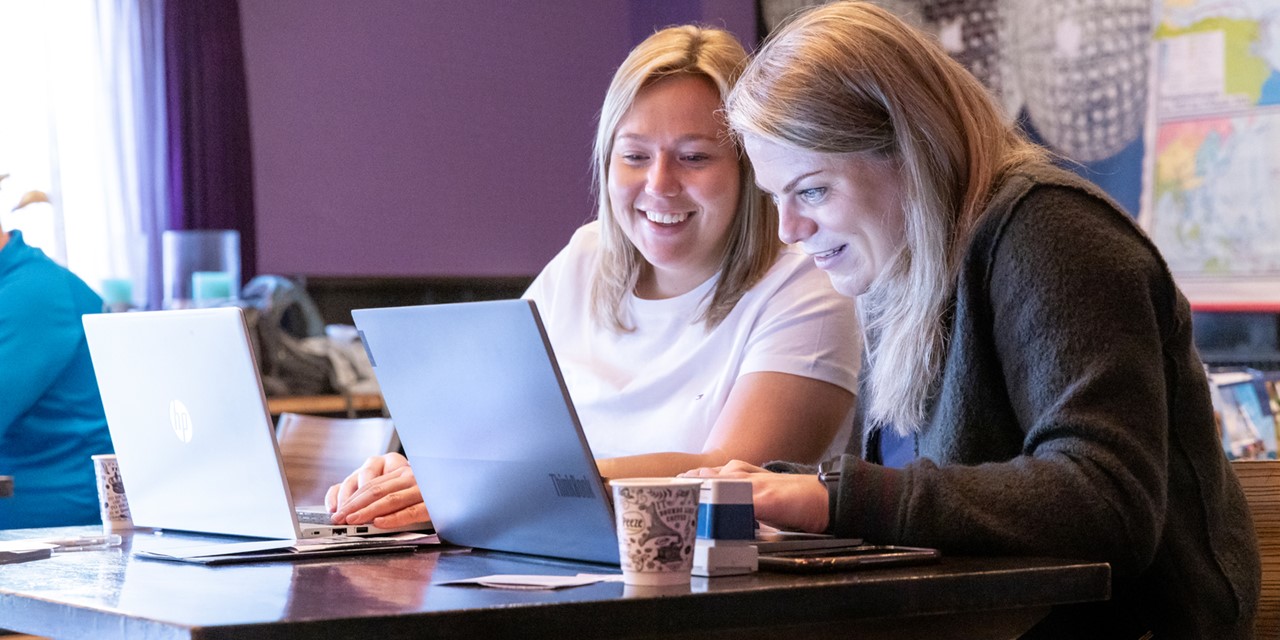 Twee dames achter een laptop