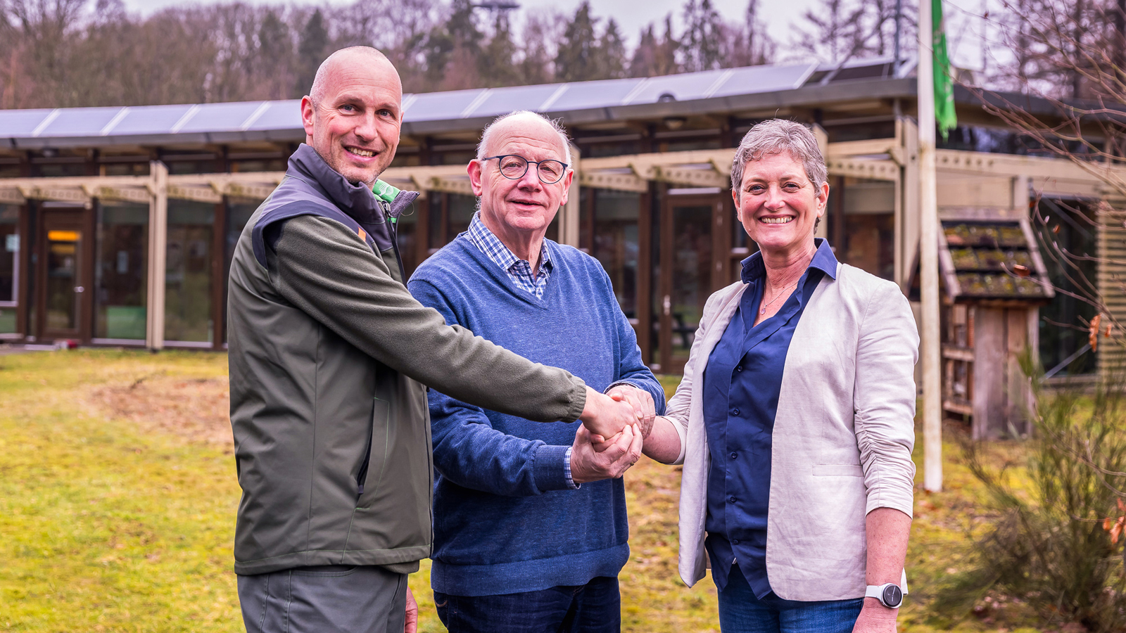 Laurens Jansen van Staatsbosbeheer geeft een hand aan Irma Woudenberg van Stichting Internationale Vierdaagse Apeldoorn