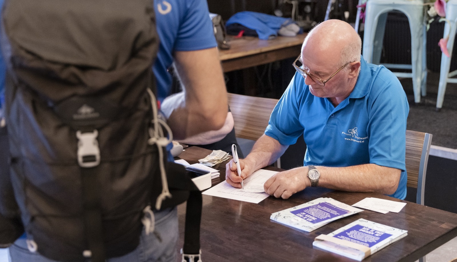 Vrijwiliger Exodus Inschrijftafel Jurjen Poeles Fotografie