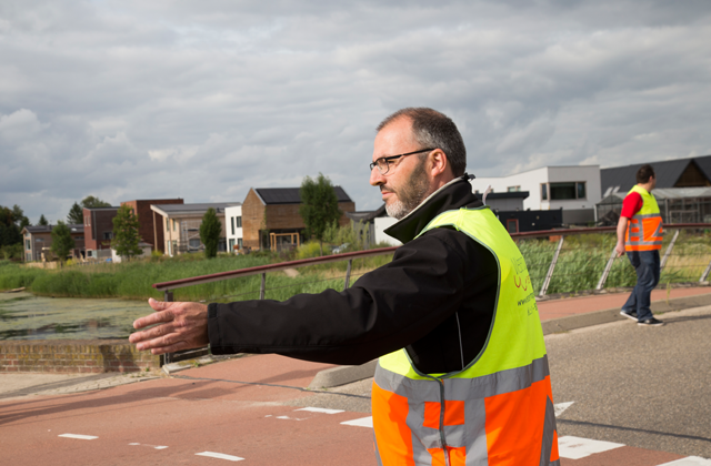 Verkeersregelaar geeft aanwijzingen