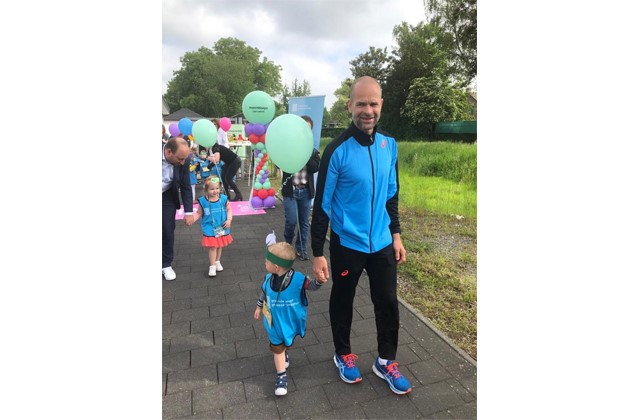 Erben Wennemars wandelt met kinderen tijdens de Peuter4daagse
